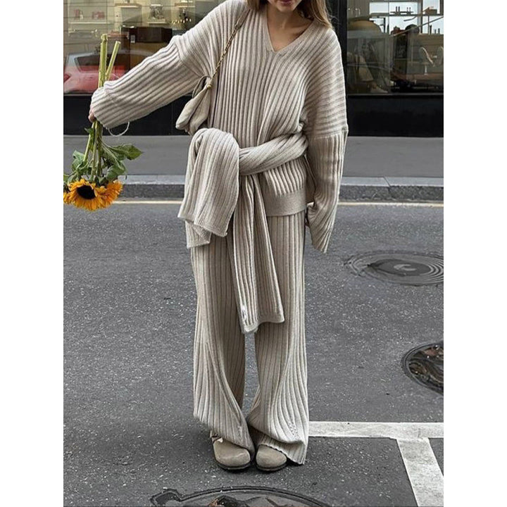 Casual knitted set for ladies with wide cut and V-neck Lune London