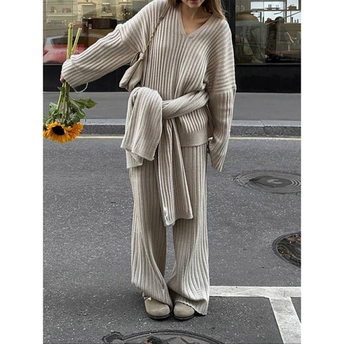 Casual knitted set for ladies with wide cut and V-neck Lune London