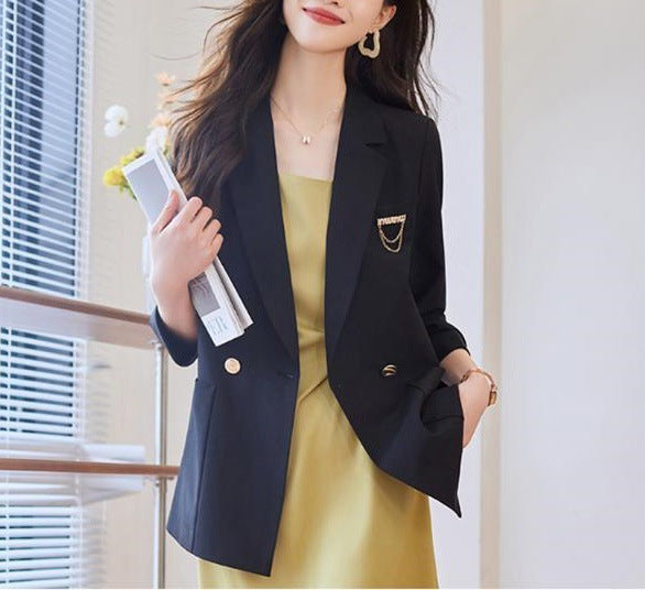 Blazer féminin à la mode avec des détails de bouton élégants Chic & Stil
