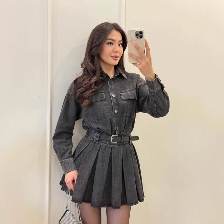 Robe chemisier en jean pour femmes avec détail de ceinture et jupe plissée Chic & Stil