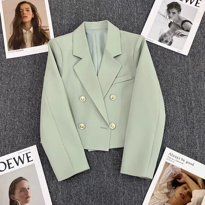 Blazer court pour femmes avec boutons décoratifs Chic & Stil