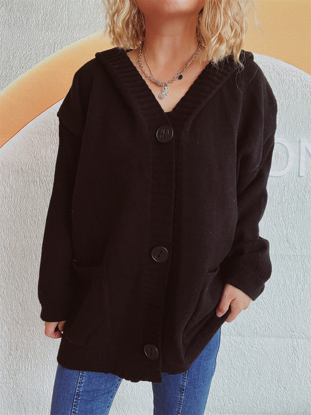 Cardigan confortable pour femmes avec capuche et poches appliquées Chic & Stil
