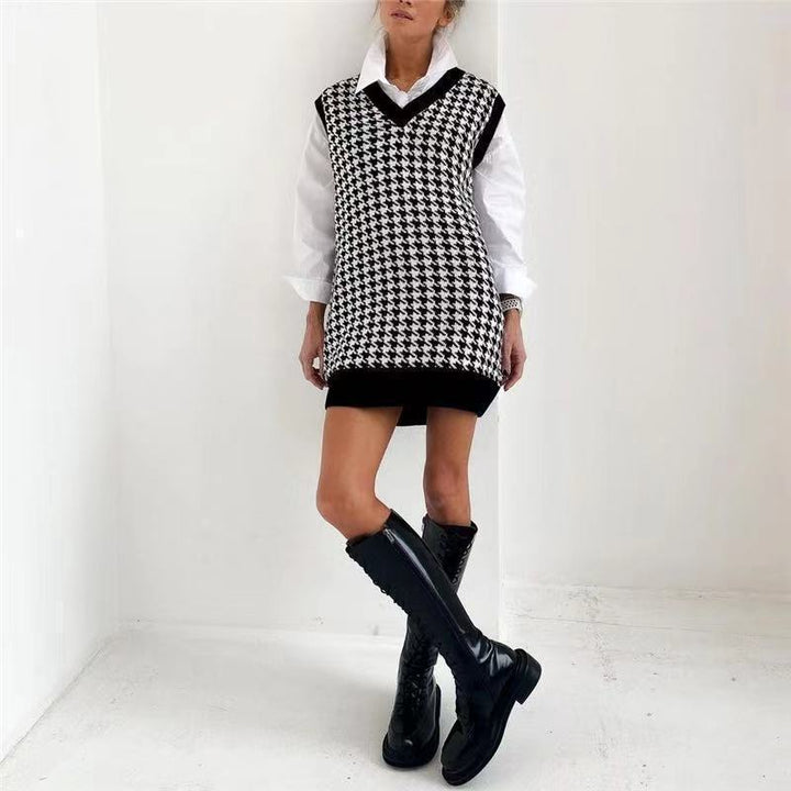 Sleeveless knit dress for women with a modern houndstooth pattern Lune London