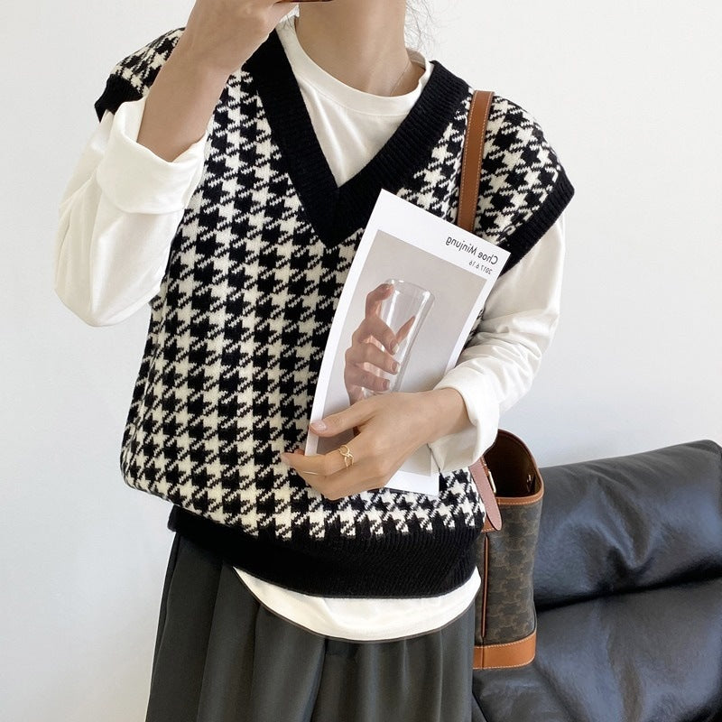 Trendy knitted women’s jacket with a graphic houndstooth pattern Lune London