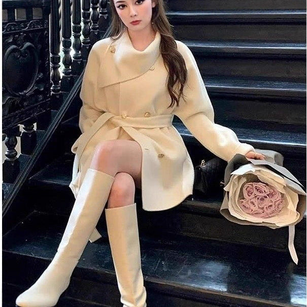 Veste courte à la mode pour femmes avec col asymétrique et détails de boutons dorés Chic & Stil