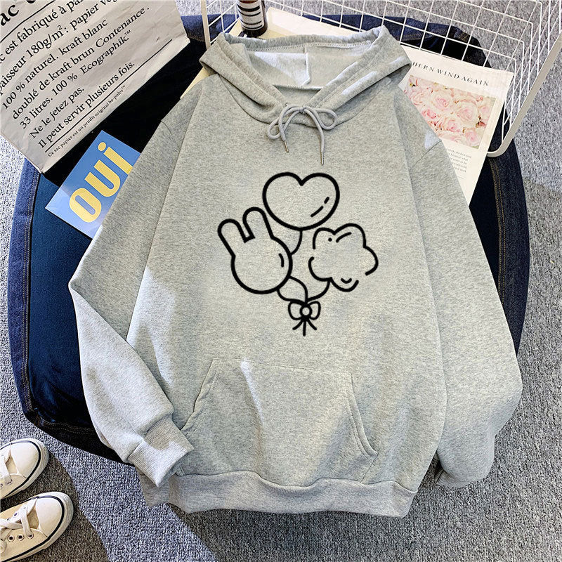 Women's hoodie with playful graphic design Chic & Stil