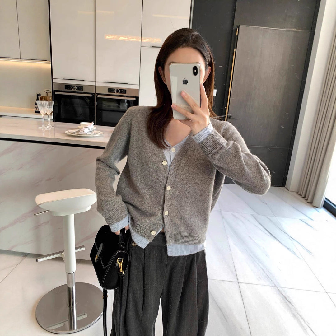 Cardigan intemporel pour femmes avec col en V et poignets contrastants Chic & Stil