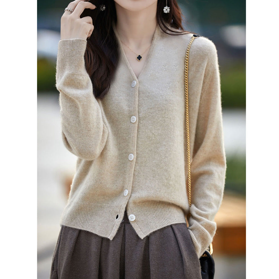 Cardigan tricot long pour femmes à manches longues en matériau doux avec un élégant décolleté en V Chic & Stil