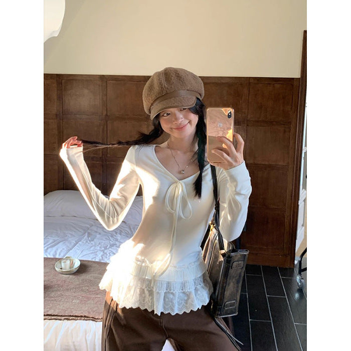 Ladies top with lace ruffle and fashionable V-neck Chic & Stil