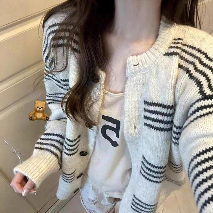 Cardigan à motifs pour femmes avec des détails de boutons stylés Chic & Stil