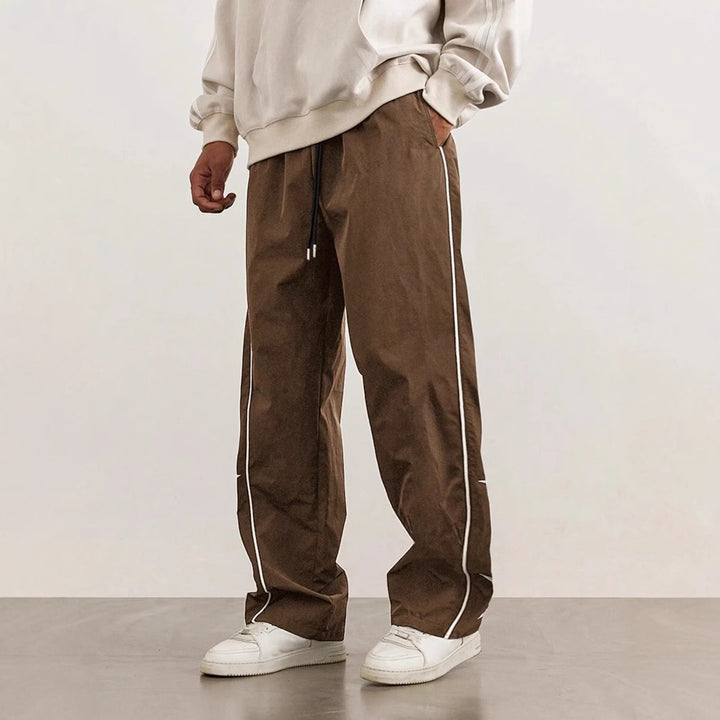 Sport leisure pants for men with chic and stylish side appliqués