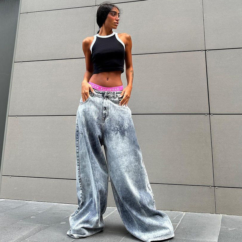 Wide-legged vintage style women's jeans with large side pockets Lune London
