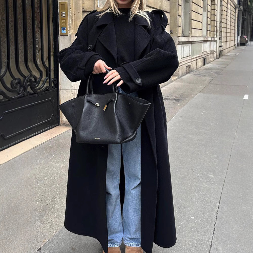 Oversized winter coat for women with an elegant collar and practical pockets Lune London