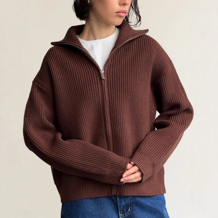 Veste tricotée pour femmes avec col haut Chic & Stil