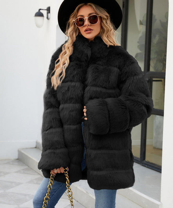 Ladies parka in comfortable faux fur with wide collar and soft details Lune London