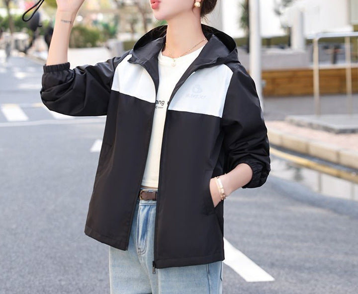 Veste de transition légère pour femmes avec un design pratique à capuche Chic & Stil