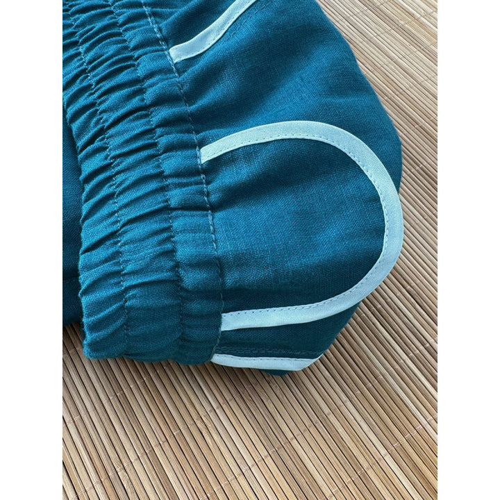 Casual linen pants for women with elastic waist and side pockets with openings.