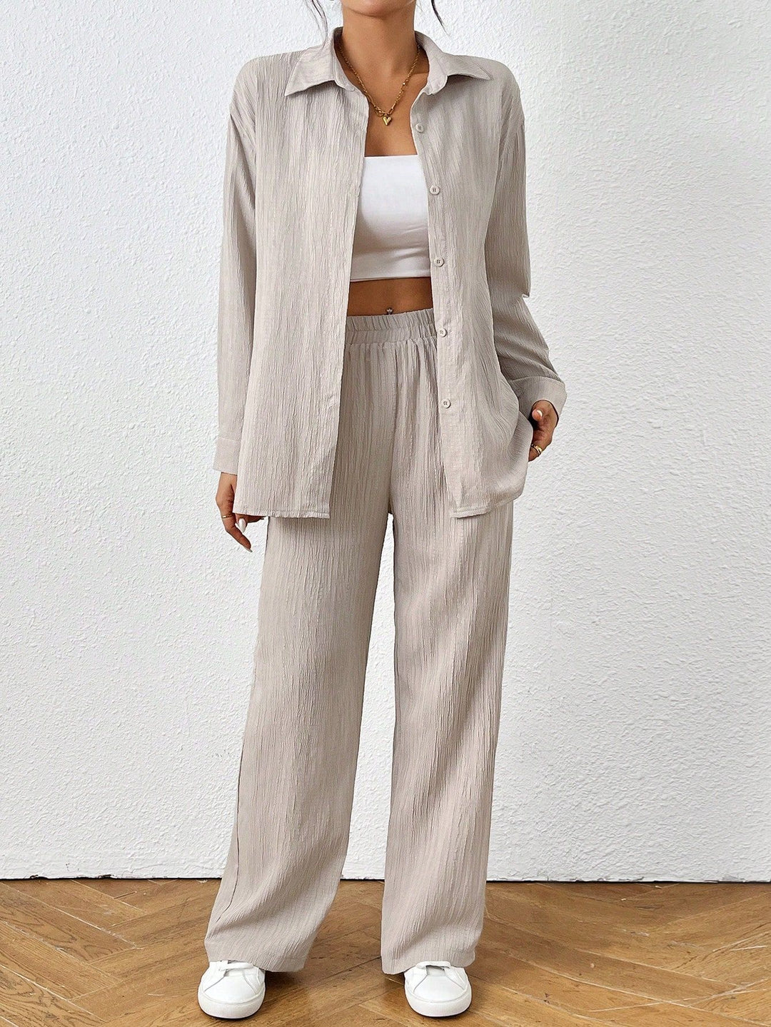 Casual and elegant set for women in fine pleated material Lune London