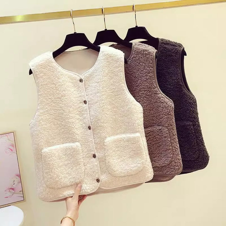 Ladies teddy fleece vest with practical pockets and button closure Chic & Stil
