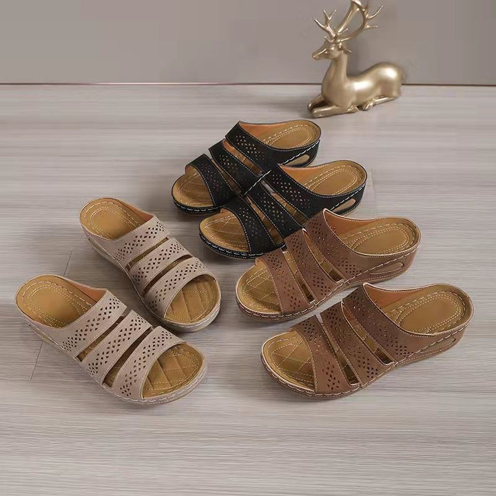 Comfortable ladies' sandals with separator straps, perforated straps, and an anatomical sole Lune London