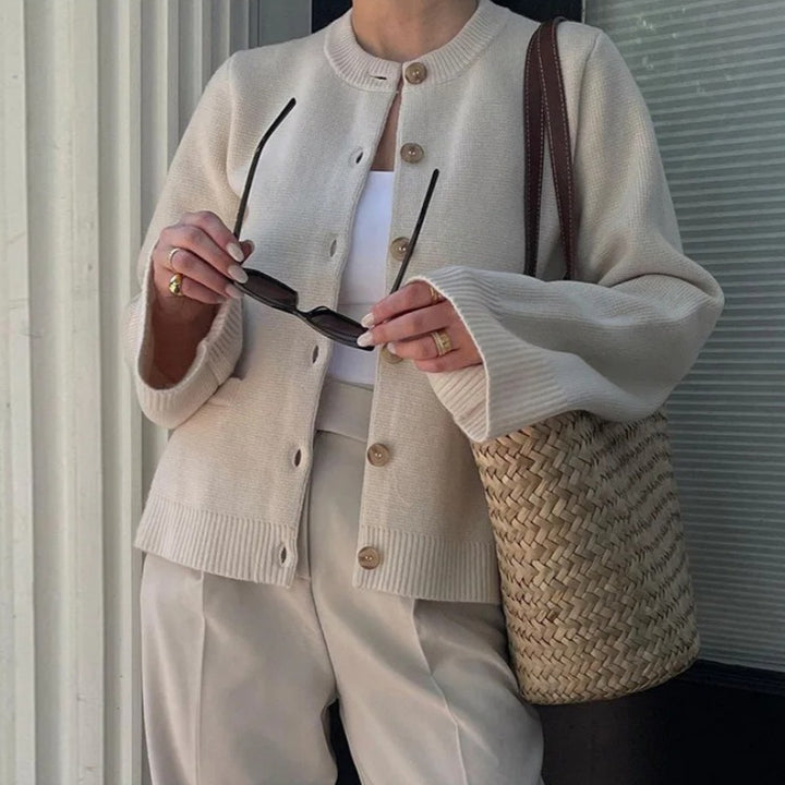 Women Elegant knitted cardigan with a loose fit and chic button details