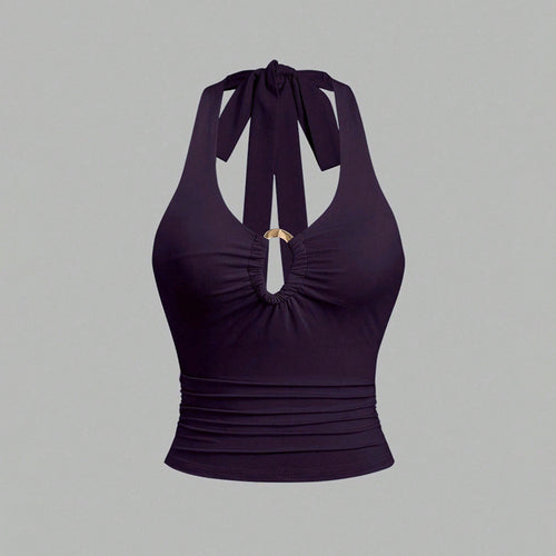 Stylish short top for women with a trendy halter design and a chic tie band Chic & Stil