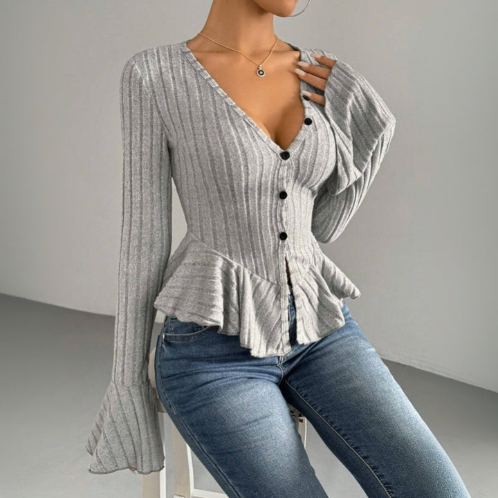 Cardigan féminin à la mode avec silhouette cintrée et détails de volants décoratifs Chic & Stil