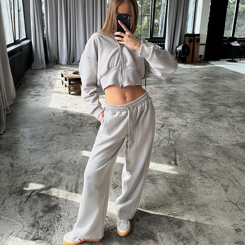 Sporty women's set with a loose fit and short top Lune London