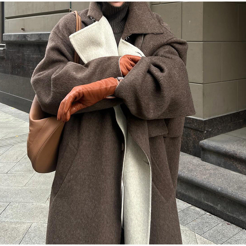 Elegant and comfortable wool coat for women with contrasting collar Lune London