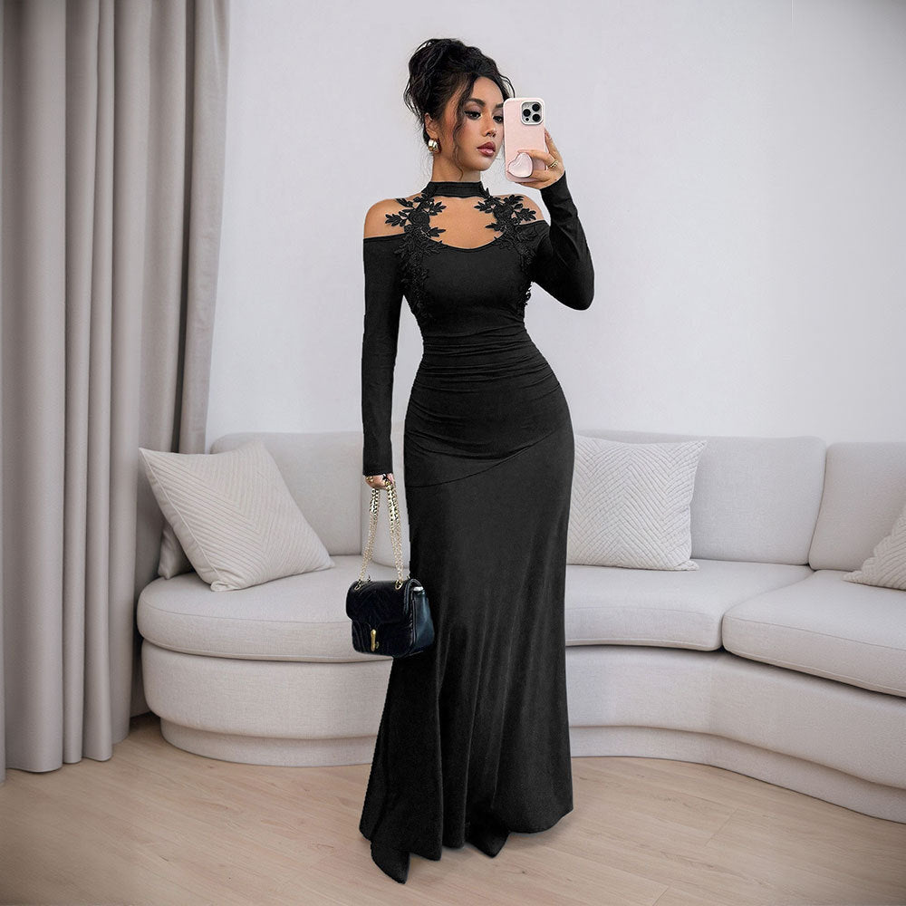 Robe de soirée ajustée pour femmes avec design à manches dénudées et accents floraux Chic & Stil