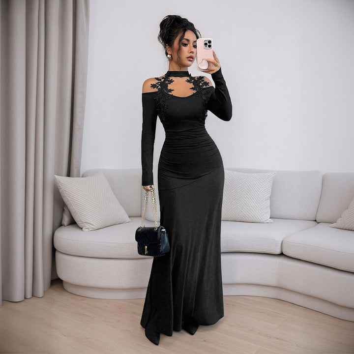 Robe de soirée ajustée pour femmes avec design à manches dénudées et accents floraux Chic & Stil