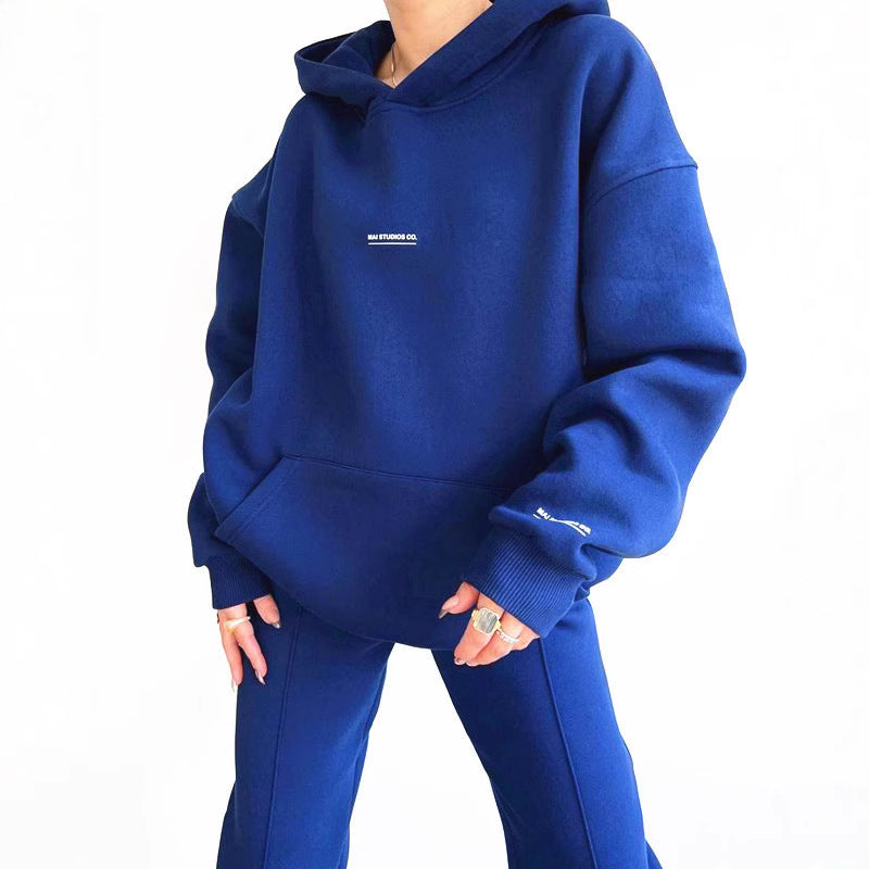 Ladies oversized comfortable sweatshirt with kangaroo pockets and modern inscription Lune London