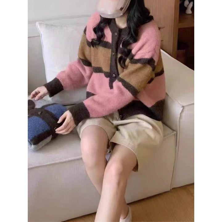 Pull à carreaux confortable pour femmes avec boutons et matériau doux Chic & Stil