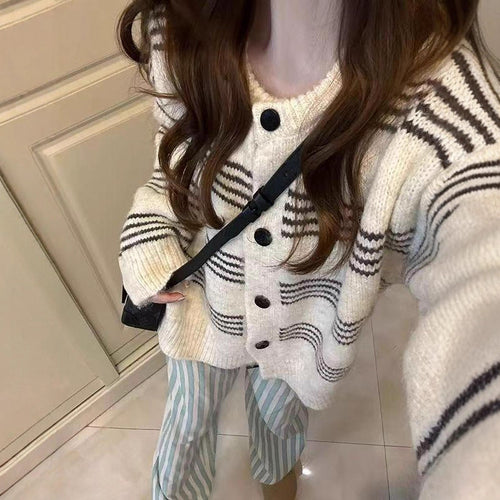 Cardigan à motifs pour femmes avec des détails de boutons stylés Chic & Stil