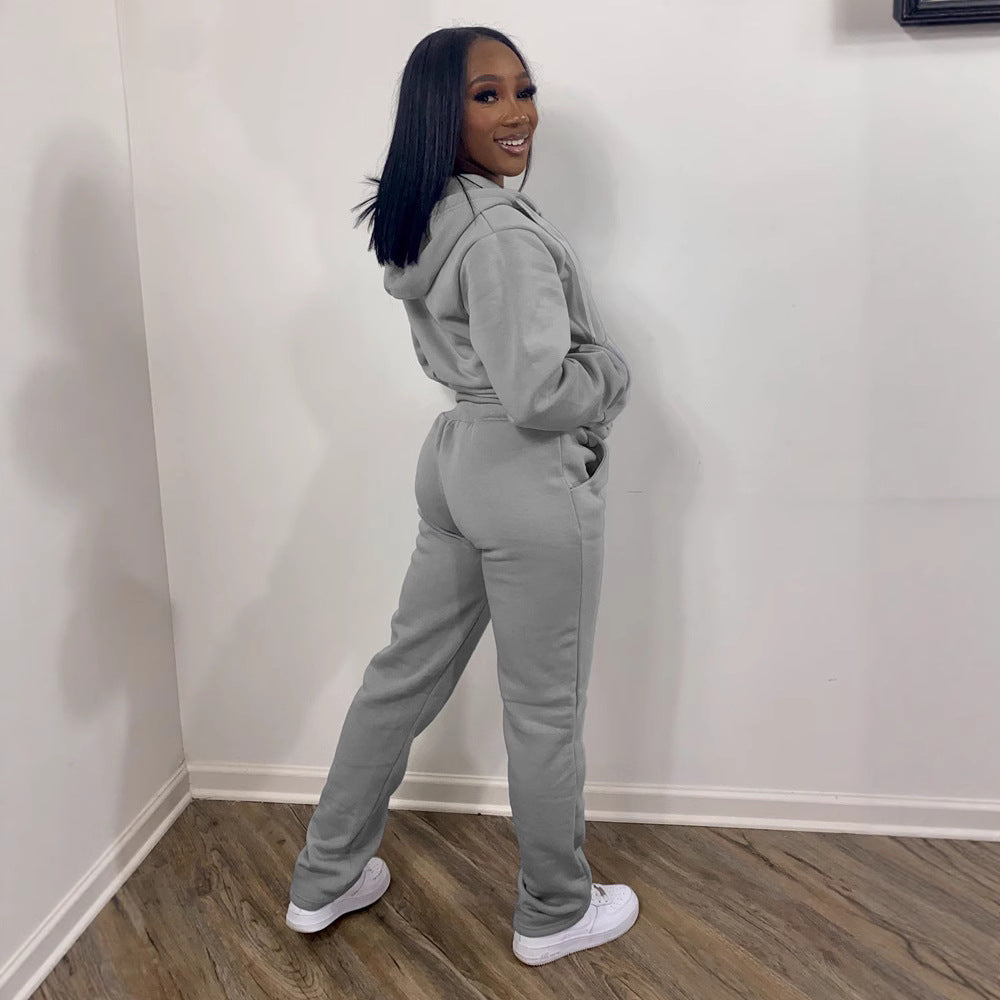 Women's leisure suit with modern zip-up design and flexible fit Chic & Stil