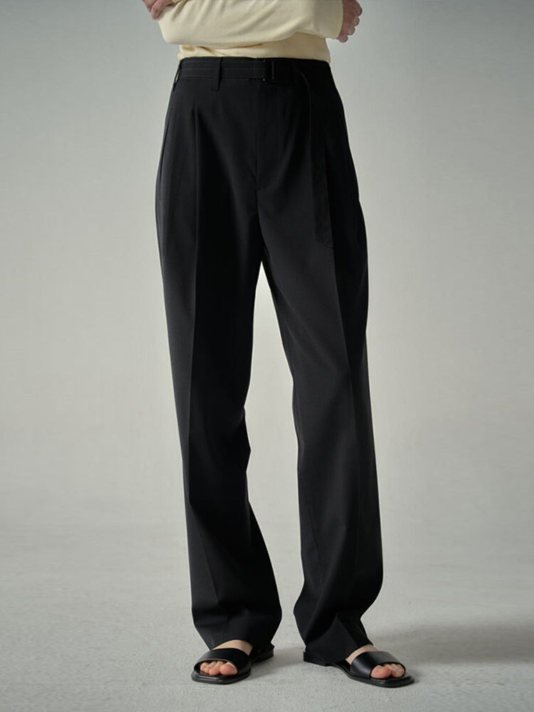 Pantalons en tissu élégants pour femmes avec taille haute et ceinture stylée Chic & Stil