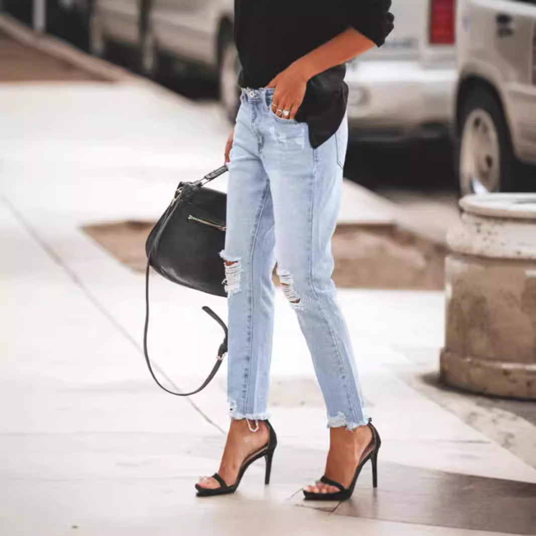 Women's jeans with fashionable destroyed details and comfortable fit Lune London