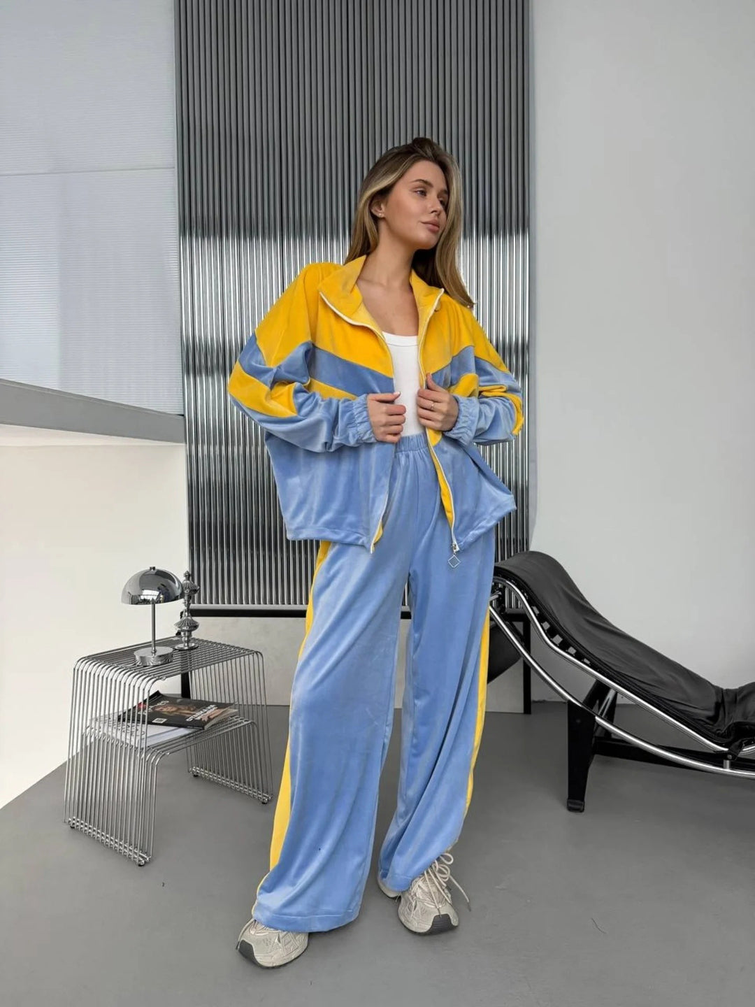 Women's Sporty Two-Piece Set with Fashionable Jacket and Loose Pants Chic & Stil