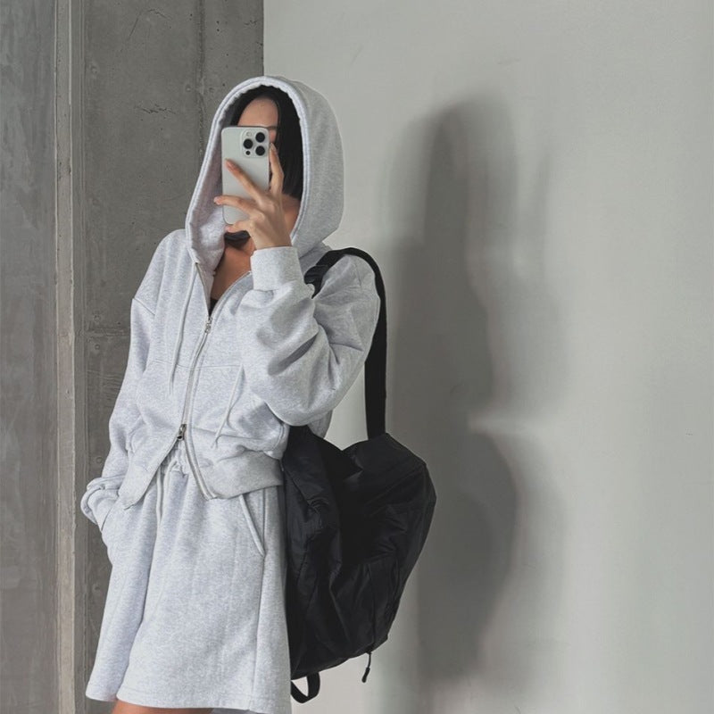 Ladies sporty loungewear set with hooded jacket and shorts Chic & Stil