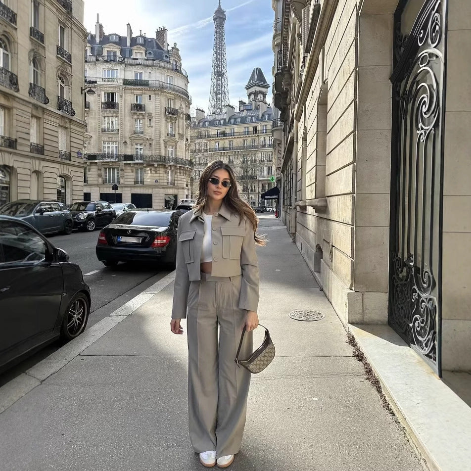 Wide and elegant pleated trousers for women with side pockets Lune London