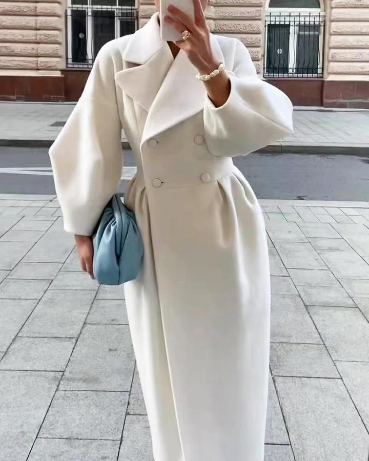 Manteau trench élégant pour femmes avec coupe ajustée et fente latérale Chic & Stil