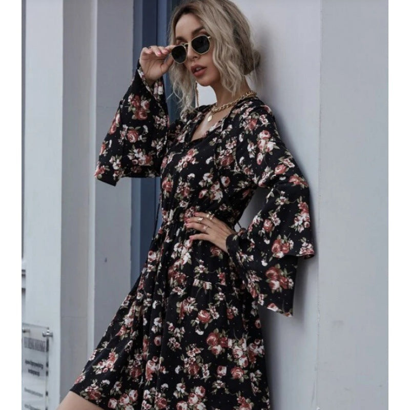 Robe midi femme avec des manches évasées larges et des motifs floraux Chic & Stil