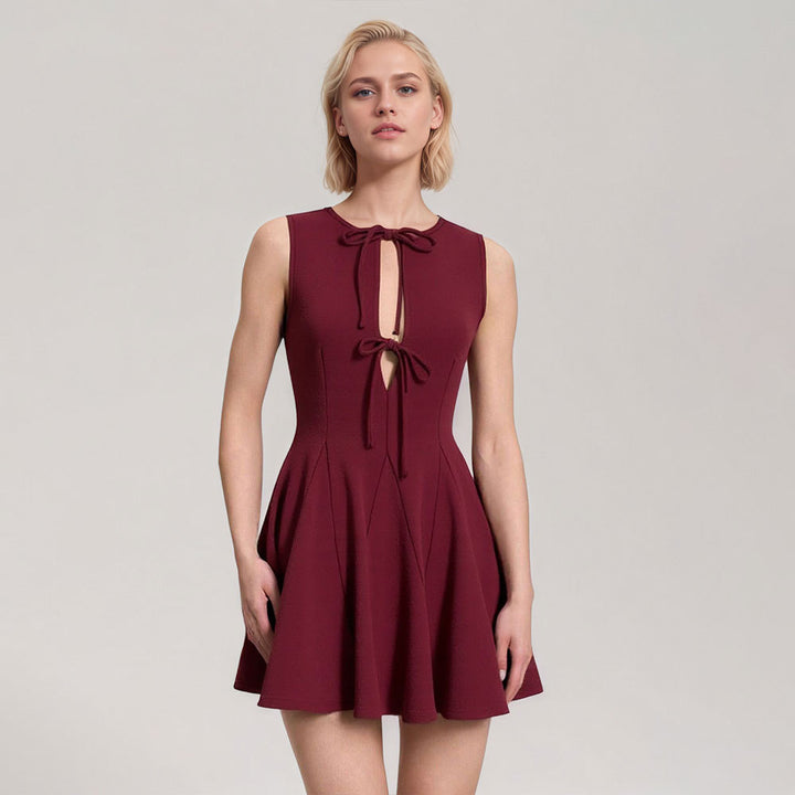 Robe mini femme avec décolleté plongeant et lien de tirage ludique Chic & Stil