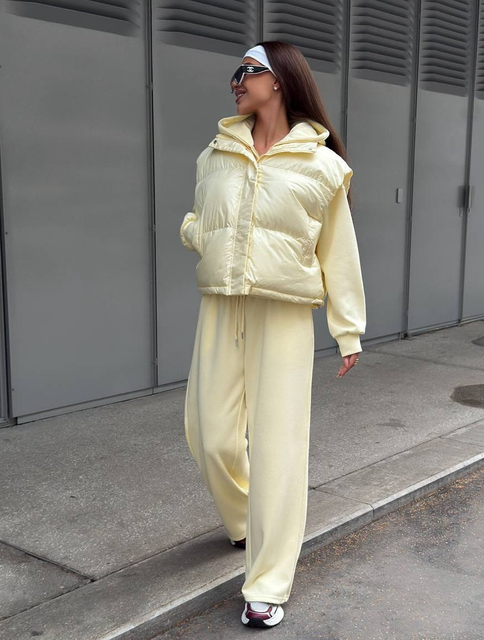 Dames stylé doudoune avec capuche et pantalons amples décontractés Chic & Stil