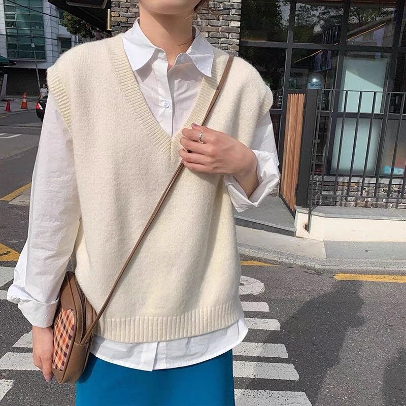 Ladies Elegant knitted vest with relaxed fit, V-neck and refined details Lune London