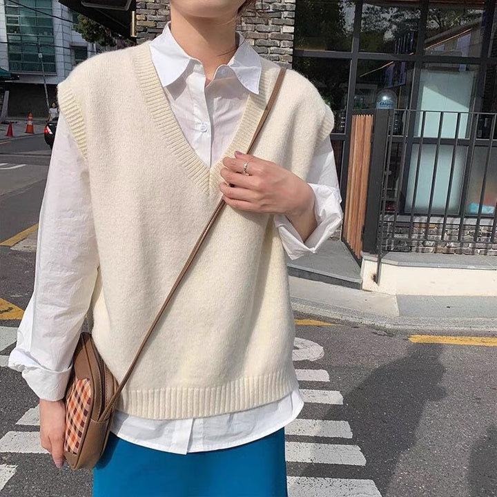 Ladies Elegant knitted vest with relaxed fit, V-neck and refined details Lune London