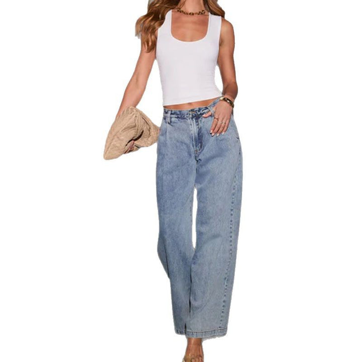 Women's loosely cut denim jeans in a casual style with a high waistband