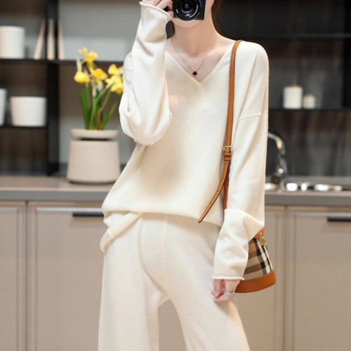 Pull féminin confortable à col en V avec une coupe décontractée et une texture douce Chic & Stil