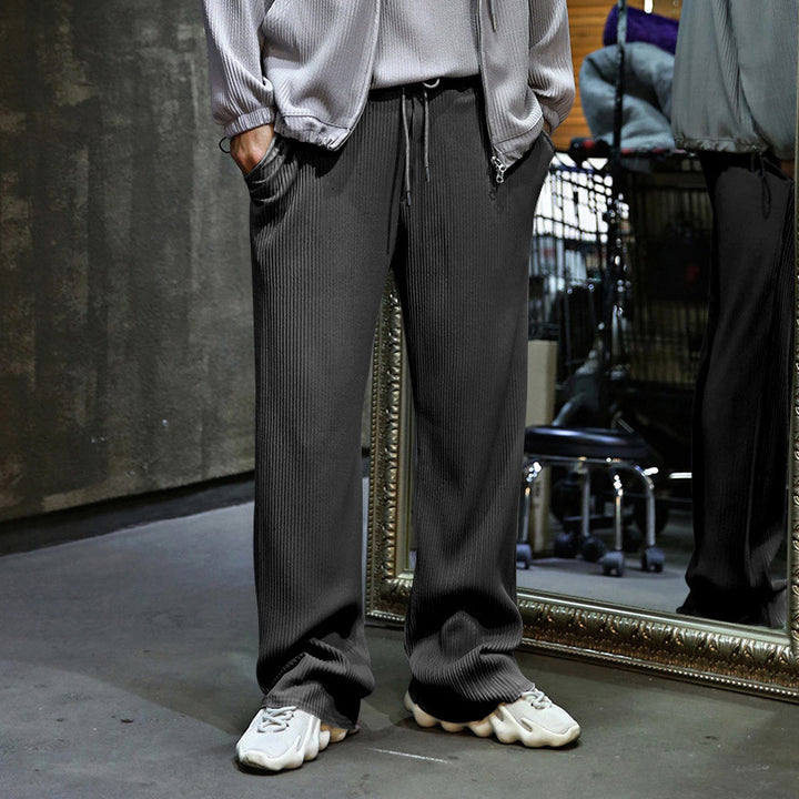 Casual knit pants for men with elastic waistband and practical side pockets Lune London