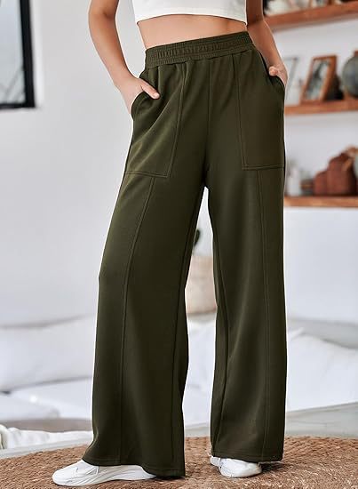 Loose sports pants for women with elastic waistband and practical side pockets Lune London